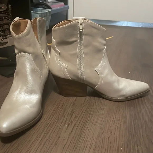 8.5 M Indigo Rd Silver booties - Picture 2 of 3